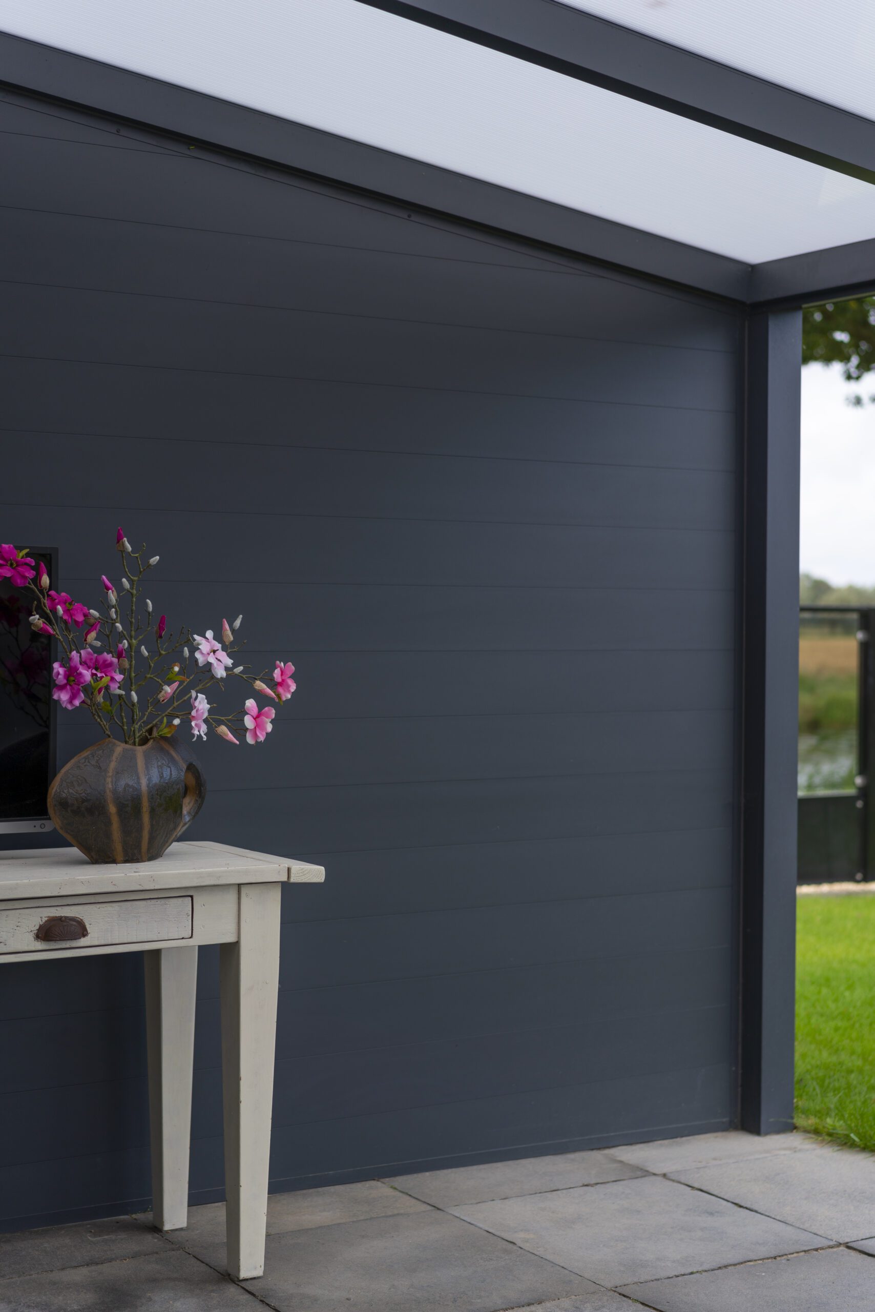 ciemne panele do tarasu ogrodowego